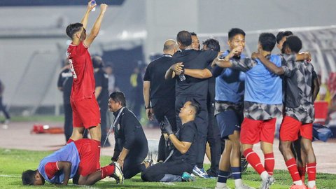 FOTO: Sujud Syukur Pemain Timnas Indonesia Lolos ke Piala Asia U-20 2025 usai Tahan Imbang Yaman