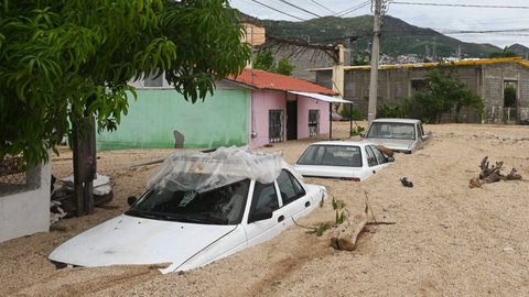 FOTO: Penampakan Mobil-Mobil di Meksiko Terkubur Pasir Usai Terjangan Badai John