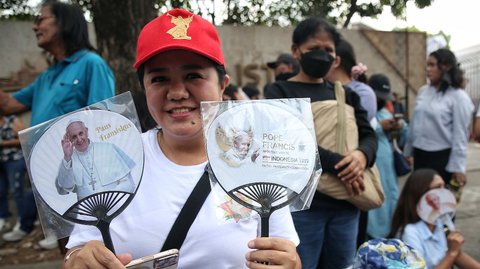 FOTO: Antusiasme Masyarakat Menanti Kedatangan Paus Fransiskus di Gereja Katedral Jakarta