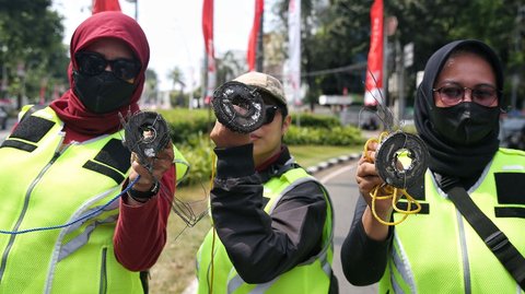 FOTO: Kisah Relawan Saber Ranjau Paku Turun ke Jalan demi Amankan Perjalanan Paus Fransiskus