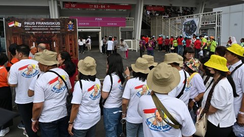 FOTO: Begini Situasi GBK Jelang Misa Suci Paus Fransiskus, Ribuan Jemaat Terus Berdatangan