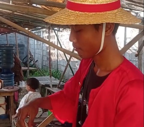 Viral Penjual Gorengan Jualan Sambil Cosplay Jadi Luffy One Piece, Penuh Totalitas