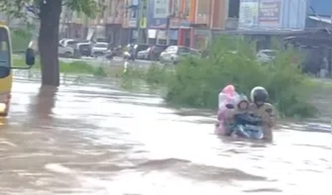 Ibu dan Anak Terjebak Banjir, Hampir Tenggelam<br>