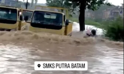 Respect! Pria Tinggalkan Motor Selamatkan Ibu dan Anak Terjebak Banjir Bandang ‘Sehat Selalu Bang’