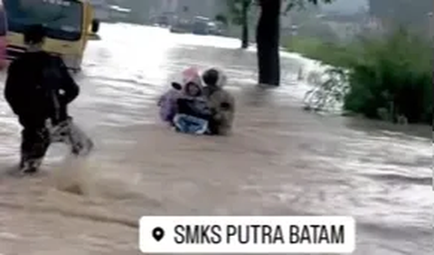 Pria Biarkan Motornya Tenggelam demi Tolong Ibu dan Anak <br>