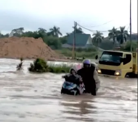 Respect! Pria Tinggalkan Motor Selamatkan Ibu dan Anak Terjebak Banjir Bandang ‘Sehat Selalu Bang’