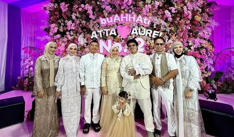 Acara ini dihadiri oleh keluarga dekat, dipersembahkan dalam gaya elegan yang memukau.