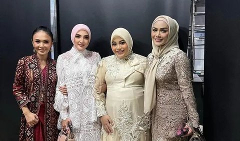 Dalam satu foto eksklusif, Aurel berpose bersama Ashanty, Krisdayanti, dan Yuni Shara. Para mama tampil begitu elegan dengan outfit lace yang memikat hati.