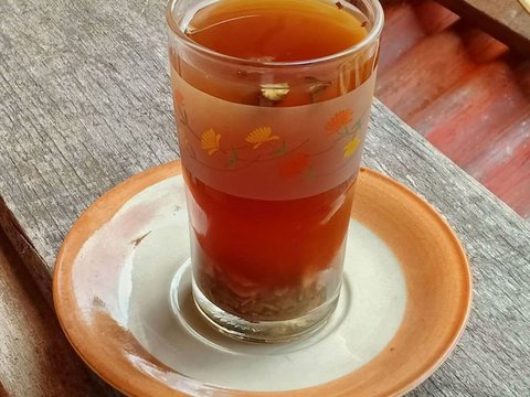 <b>8. Wedang Teh Jahe</b>