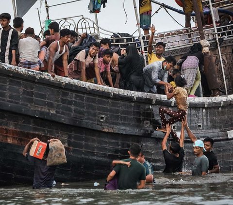 FOTO: Penampakan Kapal Kayu Berisi Ratusan Pengungsi Rohingya yang Ditolak Warga Aceh