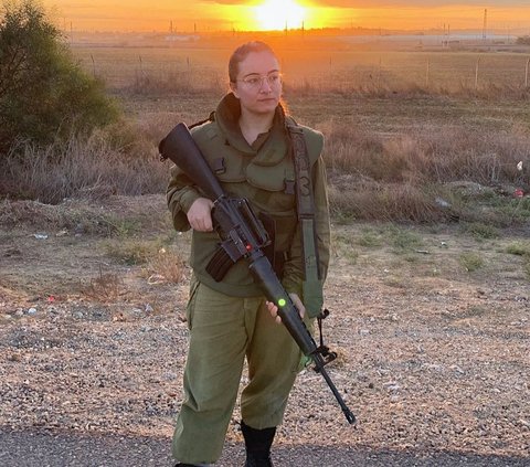 Potret Michal Matzov, Tentara Wanita Israel yang 'Stres' Diserang Netizen Indonesia