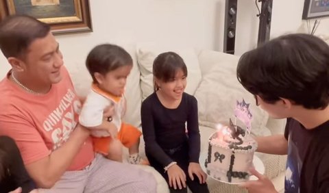 Potret Teuku Rassya bersama ketiga adik sambungnya langsung mencuri perhatian netizen. <br>