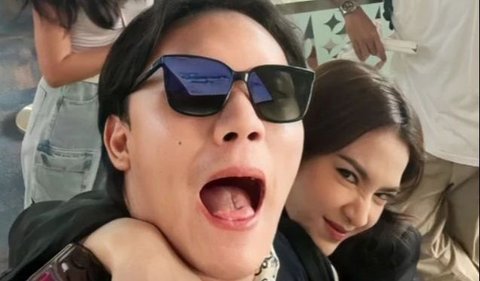 Potret Rizky Febian dan Mahalini langsung mencuri perhatian netizen dan para fans. Potret keduanya begitu romantis.<br>