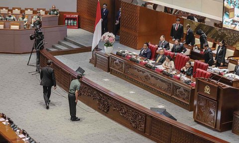 FOTO: Ekspresi Jenderal Agus Subiyanto Usai Disahkan DPR Jadi Panglima TNI