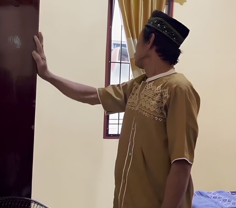 Saking tidak percaya dengan rumah barunya, Pak Nasir terus menerus mengelus lemari kayu di kamarnya yang dilengkapi kipas angin dan spring bed.