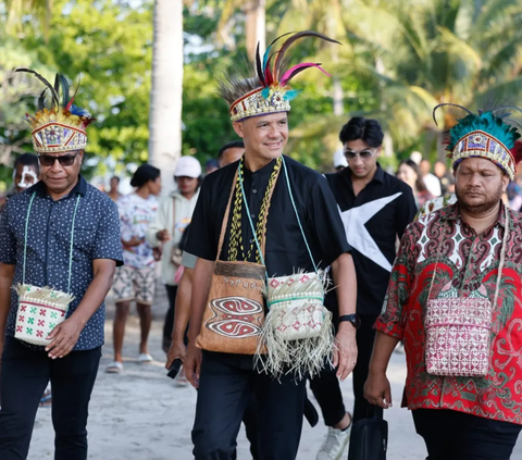 Capres nomor urut 3 Ganjar Pranowo melakukan berkunjung ke Pulau Waigeo, Raja Ampat, Papua. Ganjar menyampaikan silaturahmi ke Raja Ampat adalah impiannya.