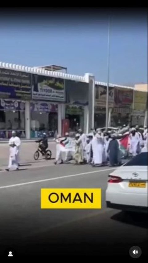 Begini penampakan masyarakat Oman saat menggelar aksi bela warga Palestina dari gempuran Israel.<br>