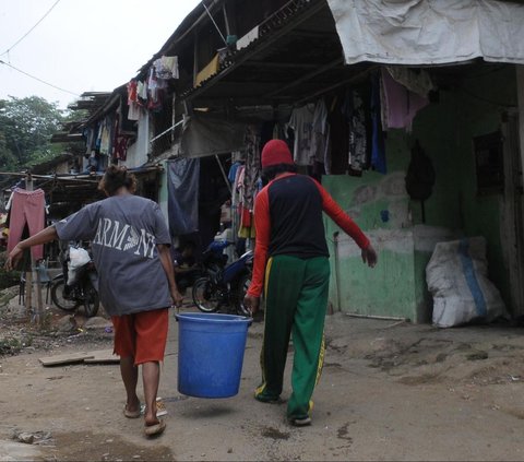 FOTO: Antusiasme Warga Pinggiran Kali Ciliwung Serbu Bantuan Air Bersih