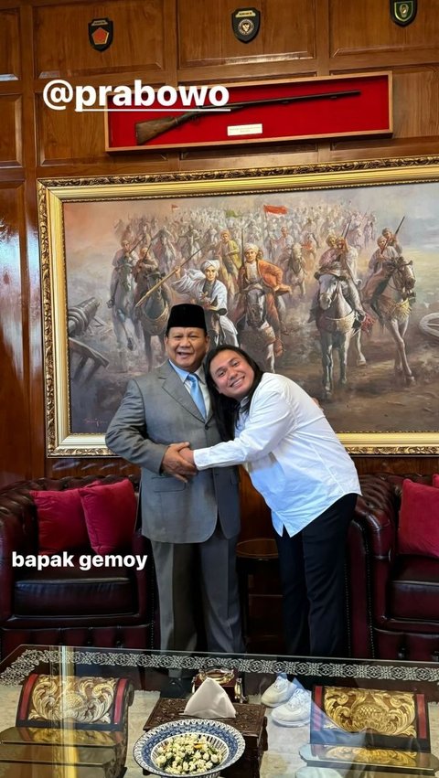 Keanu yang hadir tampak memeluk Prabowo dan mengatakan bapak gemoy.