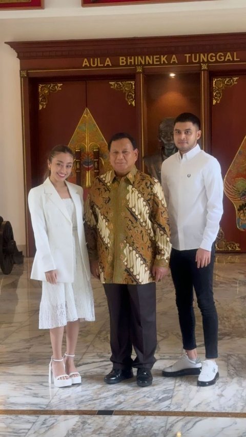 Tasya Revina datang bersama suaminya. Ia tampak elegan dengan jas dan rok serba putih.