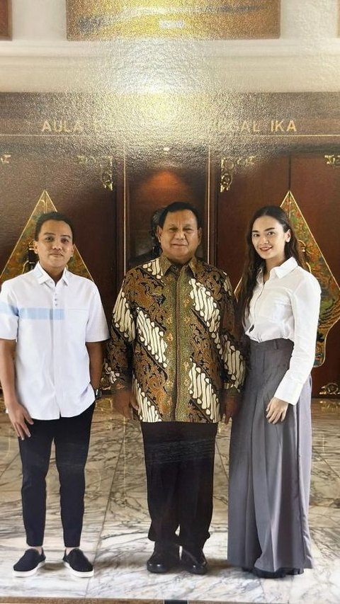 Violenzia tampak hadir bersama Aan Story saat menghadiri undangan Prabowo Subianto.