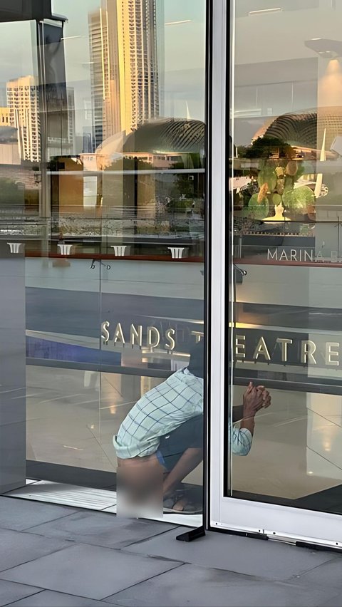 Viral! Aksi Pria Nekat Buang Hajat Tepat di Pintu Masuk Marina Bay Sands Singapura, Tidak Diketahui Nasibnya Selanjutnya
