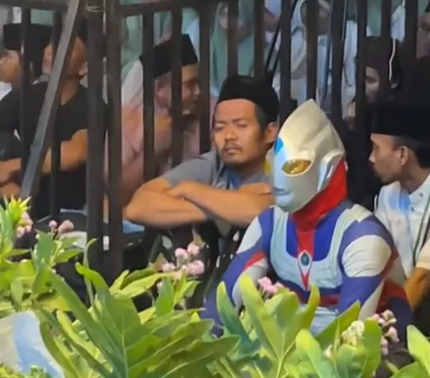 Momen Ultraman Ikutan Ngaji, Duduk Paling Depan Serius Nyimak Ceramah