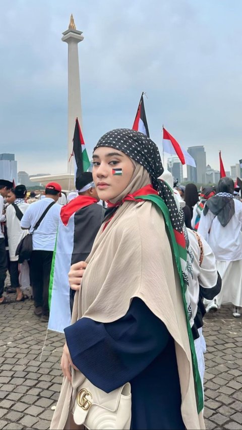 Artis perempuan yang baru saja mualaf, Clara Shinta ikut terketuk hatinya melihat penderitaan Rakyat Palestina. Ia ikut berpartisipasi dalam aksi bela Palestina di Monas.
