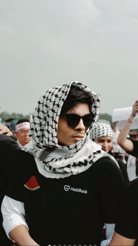 Atta Halilintar juga tampak hadir di aksi bela Palestina yang bertempat di Monas. Suami Aurel Hermansyah ini mengenakan baju berwarna hitam bergambar semangka lengkap dengan penutup kepala.
