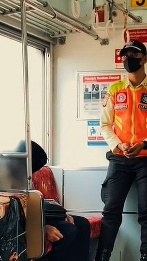 Make Emotional! Elderly Man Falls Asleep on Train Guarded by Officers Until Destination Station