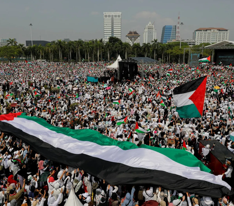 Lautan manusia para demonstran yang didominasi pakaian warna putih hingga bentangan bendera Palestina membentang selama aksi unjuk rasa yang digelar untuk mendukung dan membela rakyat Palestina dari rezim pasukan zionis Israel yang biadab.