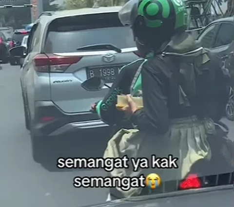 Viral! Momen Wanita Makan Saat Naik Ojek Online