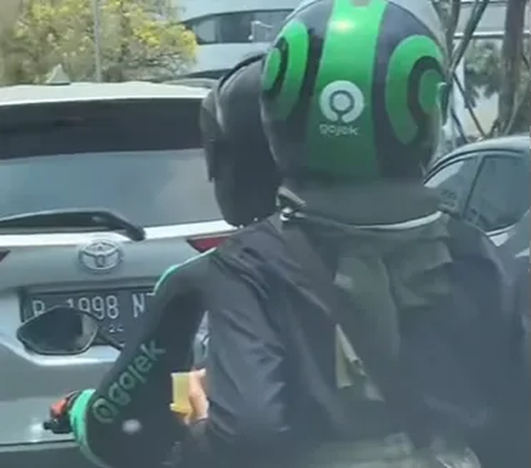 Viral! Momen Wanita Makan Saat Naik Ojek Online