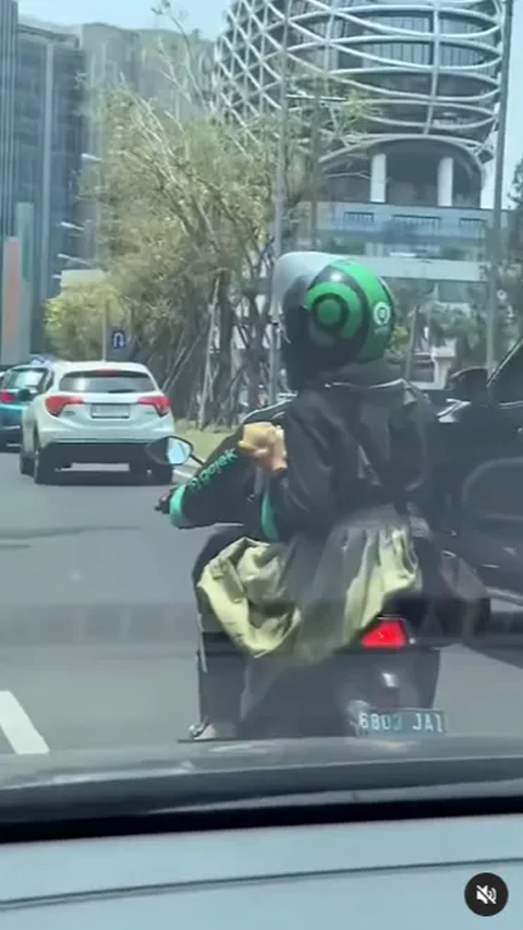 Viral! Moment Woman Eating While Riding Online Motorcycle Taxi