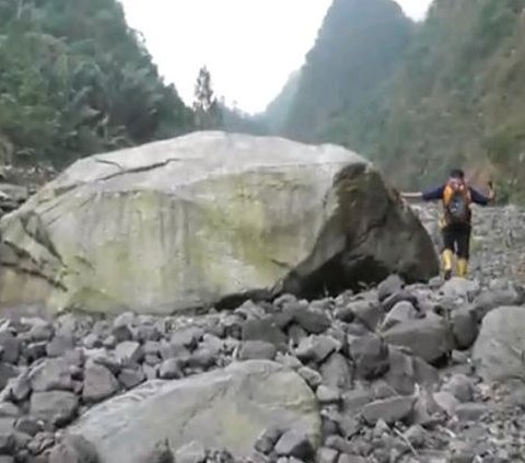 Melihat Batuan Jumbo di Hulu Sungai Boyong Gunung Merapi, Banyak Ditemukan Fenomena Unik