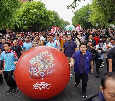 Bareng Gibran Pimpin Arak-arakan Trofi Dunia U-17 di Solo, Erick Thohir Ajak Masyarakat Sambut Pesta Bola Dunia