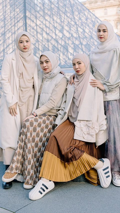 Momen Keseruan Natasha Rizky Bersama Dian Ayu, Ratna Galih dan Nina Zatulini Liburan ke Prancis, Netizen 'Mukanya Kembar Semua'