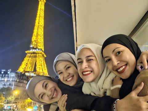 Momen Keseruan Natasha Rizky Bersama Dian Ayu, Ratna Galih dan Nina Zatulini Liburan ke Prancis, Netizen 'Mukanya Kembar Semua'