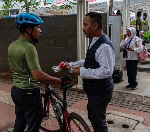 Semangka-semangka yang berjumlah 1.000 potong itu dibagian relawan saat aksi damai Aliansi Rakyat Indonesia Bela Palestina di kawasan Sarinah, Jakarta, Minggu (5/11/2023).