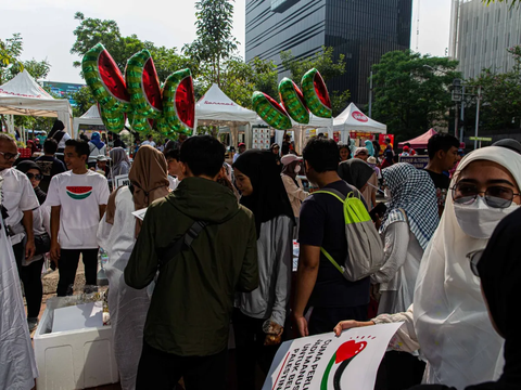 FOTO: Aksi Bagi Semangka Gratis Jadi Bentuk Solidaritas untuk Masyarakat Palestina di Sarinah