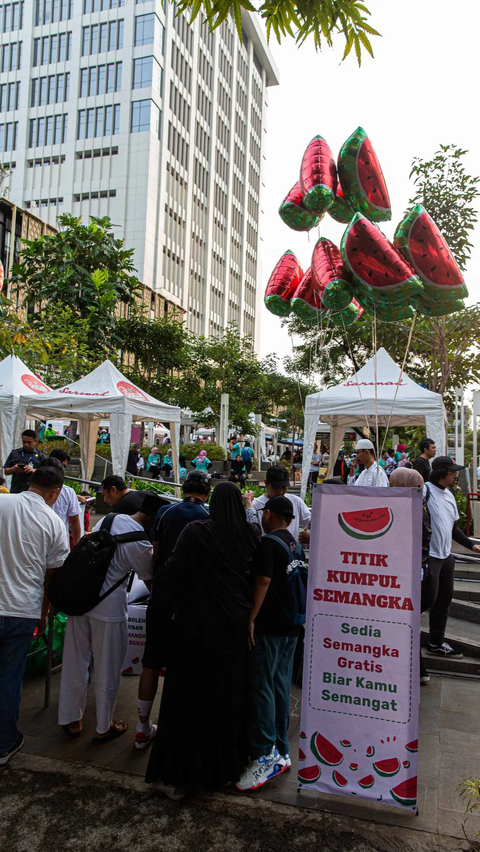 Seribu potongan buah semangka gratis itu dibagikan kepada seluruh peserta aksi.<br>