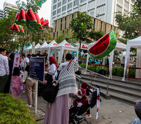 FOTO: Aksi Bagi Semangka Gratis Jadi Bentuk Solidaritas untuk Masyarakat Palestina di Sarinah