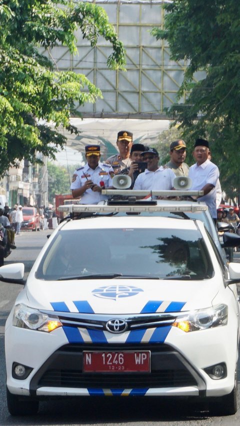 Naik Mobil Bak Terbuka Keliling Kota, Gus Ipul Woro-Woro Penertiban Parkir dan PKL Pasuruan