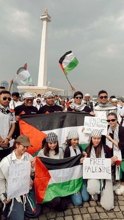 Foto-foto Aaliyah Massaid Ikut Aksi Bela Palestina Bersama Thariq Halilintar di Monas