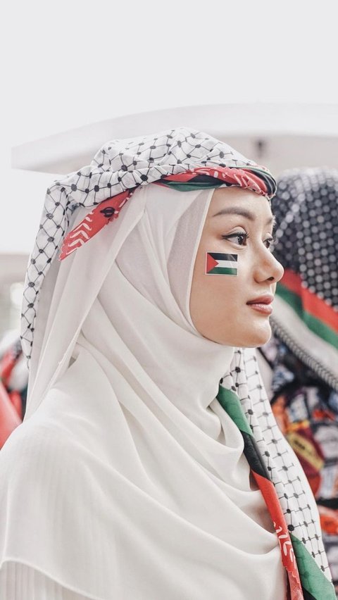 Joining the Palestine Rally at Monas, Dinda Hauw Gets Criticized by Netizens