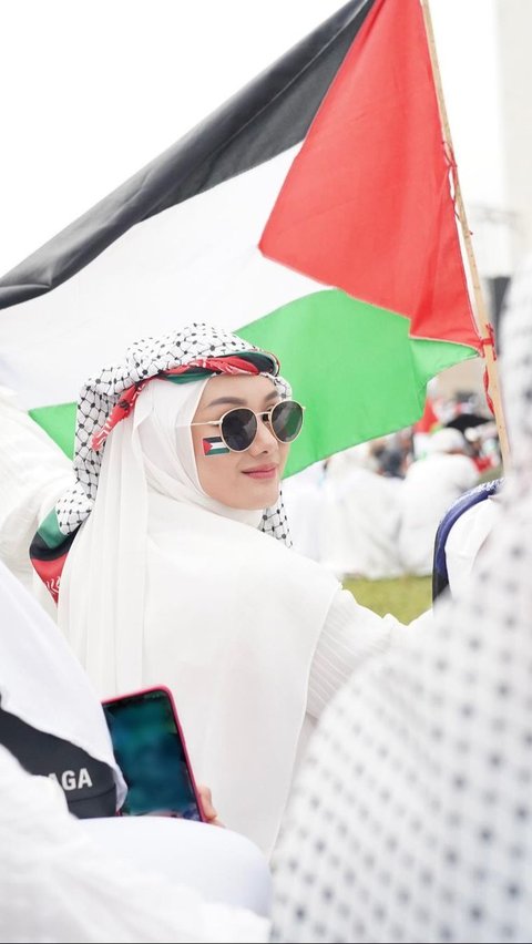 Joining the Palestine Rally at Monas, Dinda Hauw Gets Criticized by Netizens