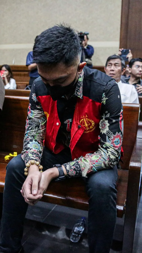 Reaksi Mario yang menunduk wajahnya saat dihadirkan sebagai saksi dalam sidang lanjutan Rafael Alun.