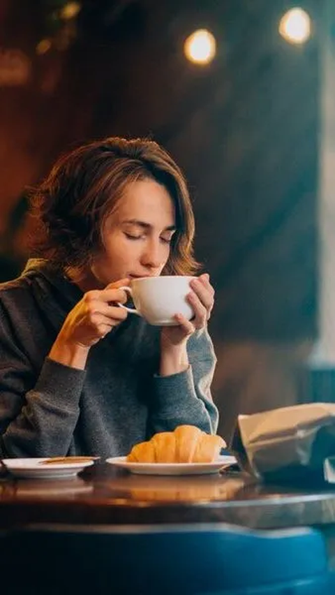 Dengan memahami sejuta manfaat kopi dan risiko yang mengintai, kita dapat menikmati secangkir kopi dengan bijak untuk menjaga kesehatan tubuh dan pikiran. Selamat menikmati kopi dengan penuh kesadaran!