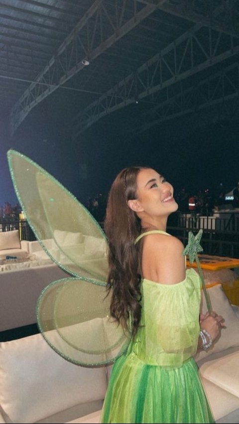 Tak hanya Fuji, Aaliyah Massaid rupanya pernah cosplay jadi tinkerbell. Ia pun tampil cantik dan anggun lengkap dengan dress, sayap dan tongkat ajaib.