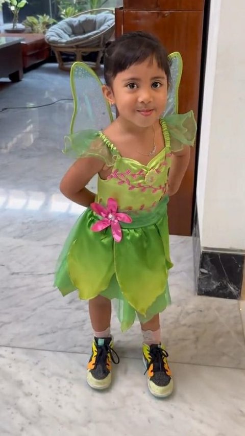 Putri Rachel Vennya, Chava Al Hakim looks adorable in a Tinkerbell costume.